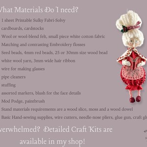 K&ouml;nnte beinhalten: Eine Checkliste mit Materialien, die f&uuml;r die Herstellung eines Filz-Weihnachtsbaumanh&auml;ngers einer Frau mit einem Buch ben&ouml;tigt werden. Der Anh&auml;nger ist rot und wei&szlig; mit Perlen und einer Holzperle. Die Liste enth&auml;lt Materialien wie Filz, Stickgarn, Draht, Pfeifenreiniger und F&uuml;llmaterial.