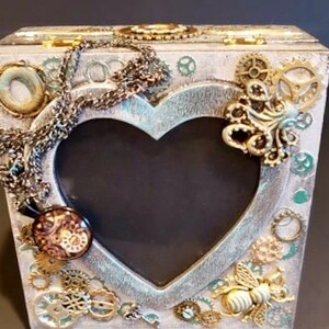Caja de baratijas de madera Steampunk con ventana de corazón, engranajes, cadena, acabado de técnica mixta