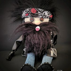 Muñeco motociclista descuidado con barba negra, vaqueros, cartera y cadena