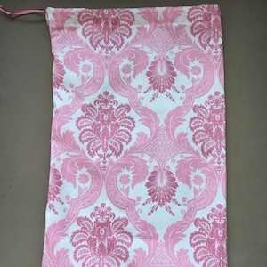Delightful pink shoe bag (cotton), 16 x 10 in approx.