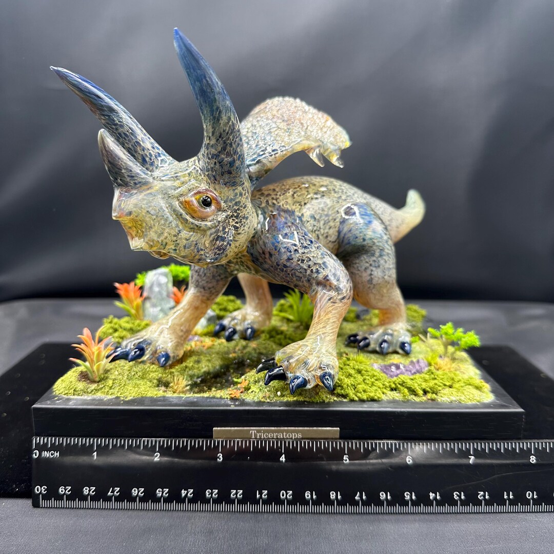 手吹きガラス製のトリケラトプスの彫刻（ジオラマ台座付き） - Etsy 日本