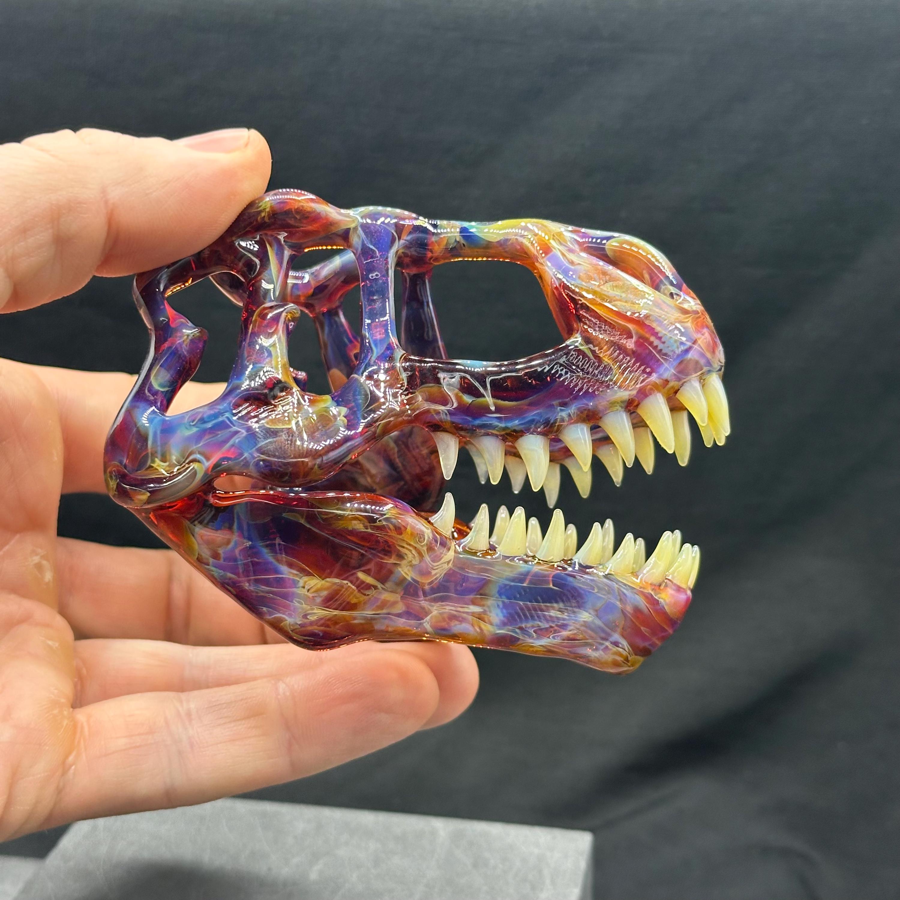 手彫りの宇宙ガラス製 T-Rex 頭蓋骨：精巧な恐竜彫刻（4 インチ