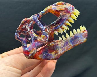手彫りの宇宙ガラス製 T-Rex 頭蓋骨：精巧な恐竜彫刻（4 インチ