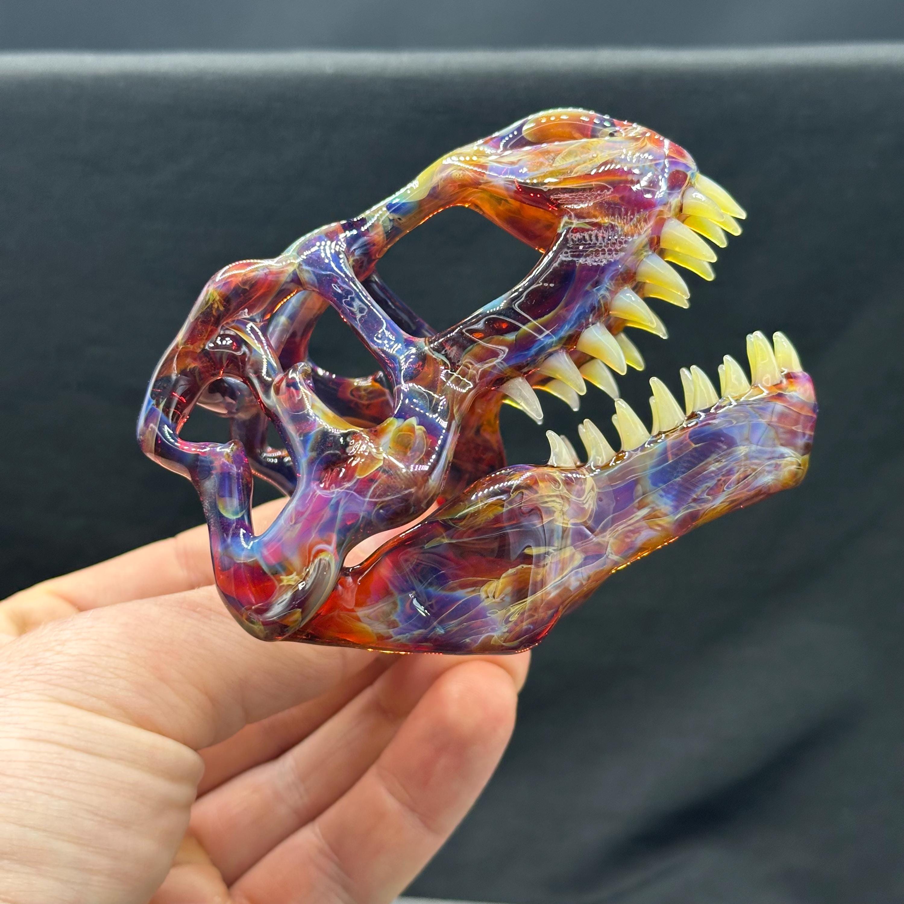 手彫りの宇宙ガラス製 T-Rex 頭蓋骨：精巧な恐竜彫刻（4 インチ