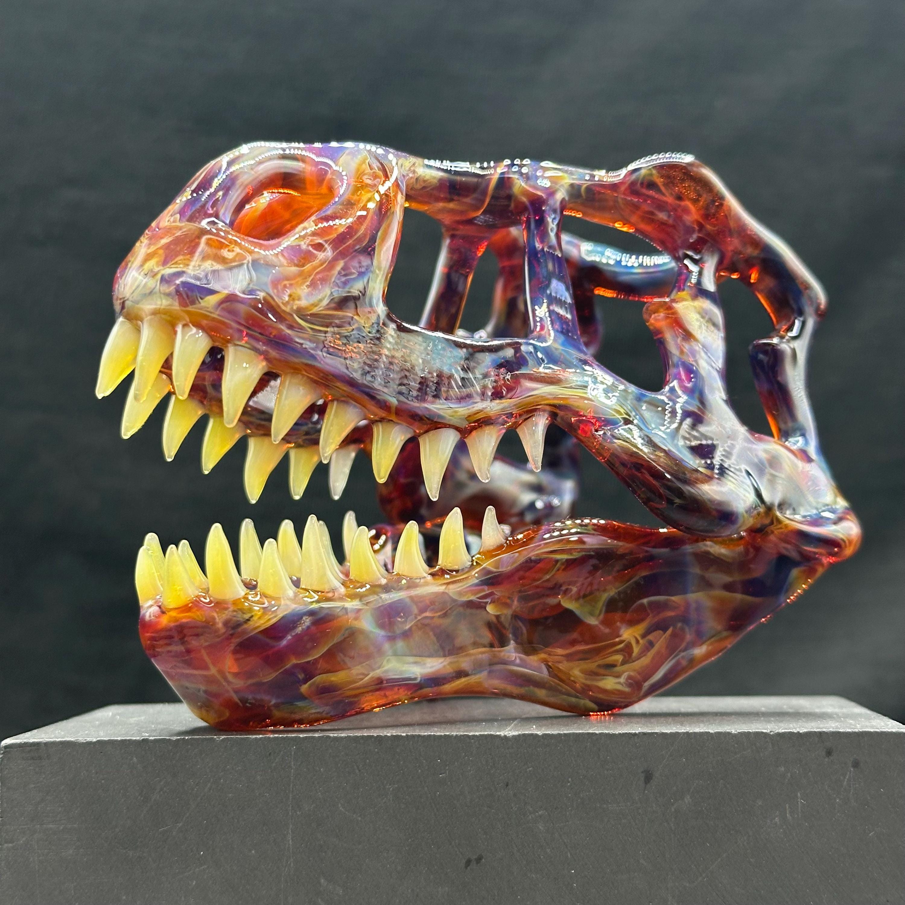 手彫りの宇宙ガラス製 T-Rex 頭蓋骨：精巧な恐竜彫刻（4 インチ