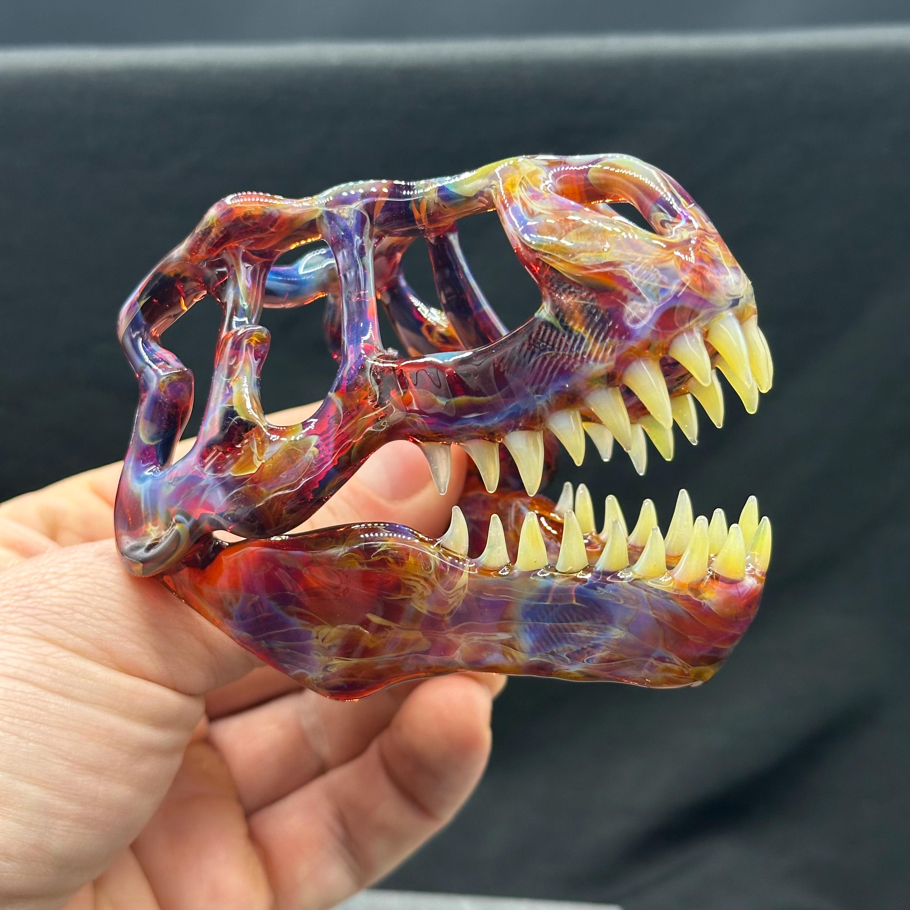 手彫りの宇宙ガラス製 T-Rex 頭蓋骨：精巧な恐竜彫刻（4 インチ
