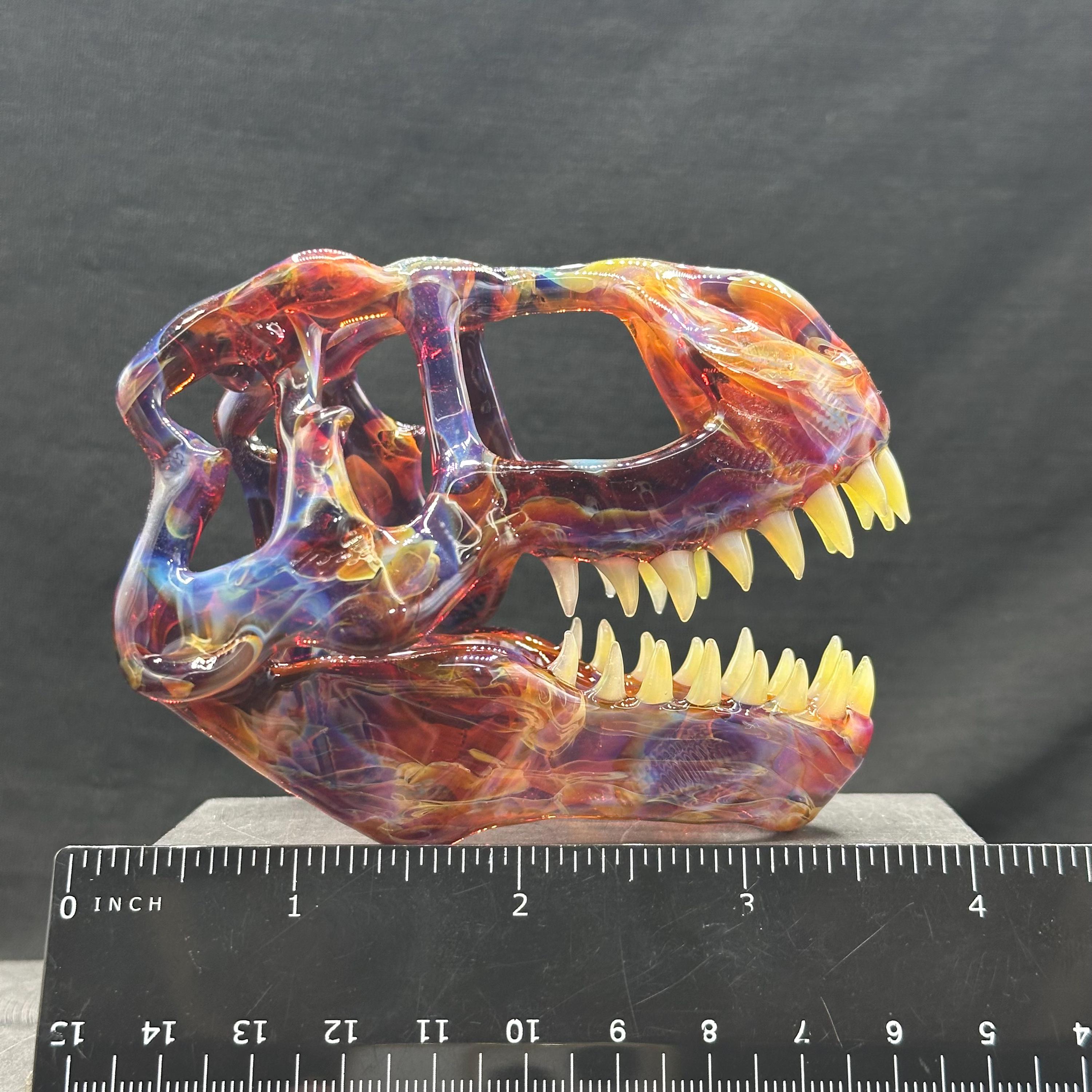 手彫りの宇宙ガラス製 T-Rex 頭蓋骨：精巧な恐竜彫刻（4 インチ