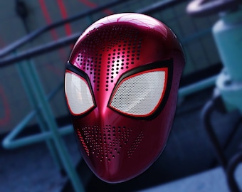 Könnte beinhalten: Eine rote und schwarze Spider-Man-Maske mit einem detaillierten Design und einem Netz-Augenabdeckung.