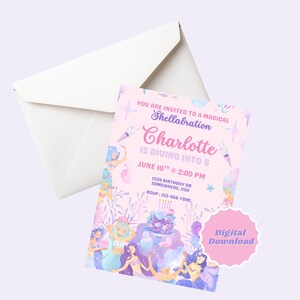 Puede incluir: Una invitación rosa con temática de sirenas con el texto "Shellabration" y "Charlotte is diving into 5". La invitación incluye la fecha, la hora y la información de RSVP. También hay un sobre blanco y una pegatina rosa de "Descarga digital".