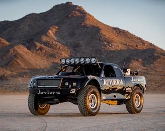 Impresión del camión de trofeos Riviera Black Diamond (arte de pared, carreras todoterreno)