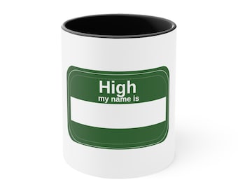 Taza de café con etiqueta de nombre