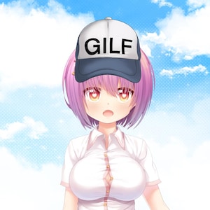 Puede incluir: Un personaje de anime con cabello rosado y ojos azules, que lleva una camisa blanca y una gorra de béisbol negra y blanca con la palabra "GILF" impresa en ella. El personaje está de pie frente a un cielo azul con nubes blancas.