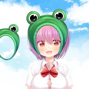 Puede incluir: Una diadema verde de rana con grandes ojos negros. La diadema la lleva puesta una persona con el pelo rosa y una camisa blanca con una corbata de lazo roja.