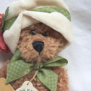 Vintage 1998 Boyds Archive Collection Tan TEDDY BEAR With Flower Hat 7&quot; Plush Stuffed Animal Toy Boyd&#39;s Bears 1990&#39;s Tag
