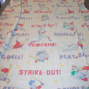 Może przedstawiać: Biała pościel o tematyce baseballowej z ilustracjami graczy w akcji, kartami baseballowymi i akcentami gwiazd. Tekst zawiera "Strike Out!", "Double Play!" i "Homerun!" w kolorze czerwonym i niebieskim.