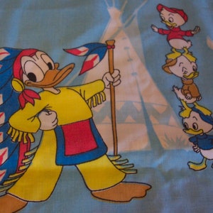 Vintage Walt Disney Mickey Mouse Pluto Donald Duck Minnie Nephews Twin Size Bed Sheet Set Fabric 1980's Pirates Knights Indians 1980's imagen 7