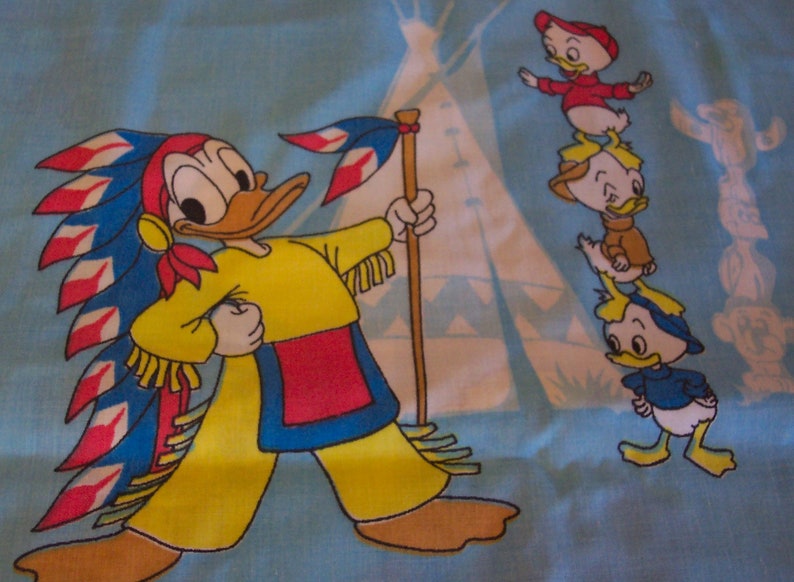 Vintage Walt Disney Mickey Mouse Pluto Donald Duck Minnie Nephews Twin Size Bed Sheet Set Fabric 1980's Pirates Knights Indians 1980's imagen 7