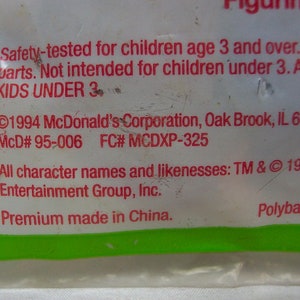 Pu&ograve; includere: Un sacchetto di plastica bianco con testo rosso e verde. Il testo recita: "Safety-tested for children age 3 and over. CAUT parts. Not intended for children under 3. ASK ABO KIDS UNDER 3 &copy;1994 McDonald's Corporation, Oak Brook, IL 60521 McD# 95-006 FC# MCDXP-325 All character names and likenesses: TM & &copy; 1995 Marve Entertainment Group, Inc. Premium made in China. Polybag printed"