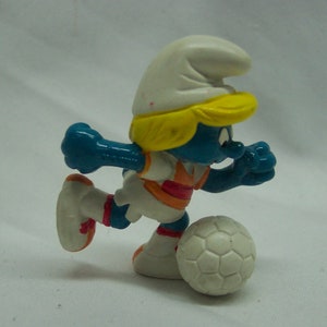 Vintage 1983 Schleich The Smurfs SMURFETTE Playing Soccer PVC Toy Figure 1980&#39;s