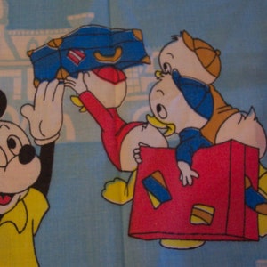 Puede incluir: Un personaje de dibujos animados azul y amarillo con una maleta, un personaje de dibujos animados rojo y amarillo con una maleta y un personaje de dibujos animados negro y amarillo con un guante blanco.