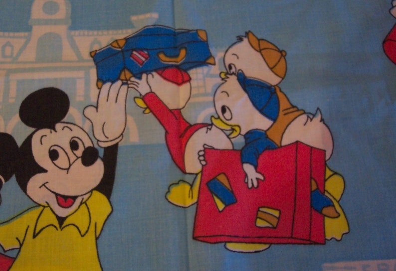 Puede incluir: Un personaje de dibujos animados azul y amarillo con una maleta, un personaje de dibujos animados rojo y amarillo con una maleta y un personaje de dibujos animados negro y amarillo con un guante blanco.