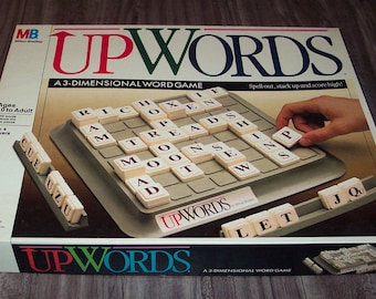 Vintage 1988 Milton Bradley UPWORDS Stapeln Kreuzworträtsel Wort 3 Dimensional Brettspiel NEU Nie Gespielt 1980er Komplett
