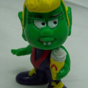 Vintage 1984 Bully Astrosniks Alien Girl with Ice Cream 2 1/4&quot; PVC FIGURE TOY Mcdonald&#39;s