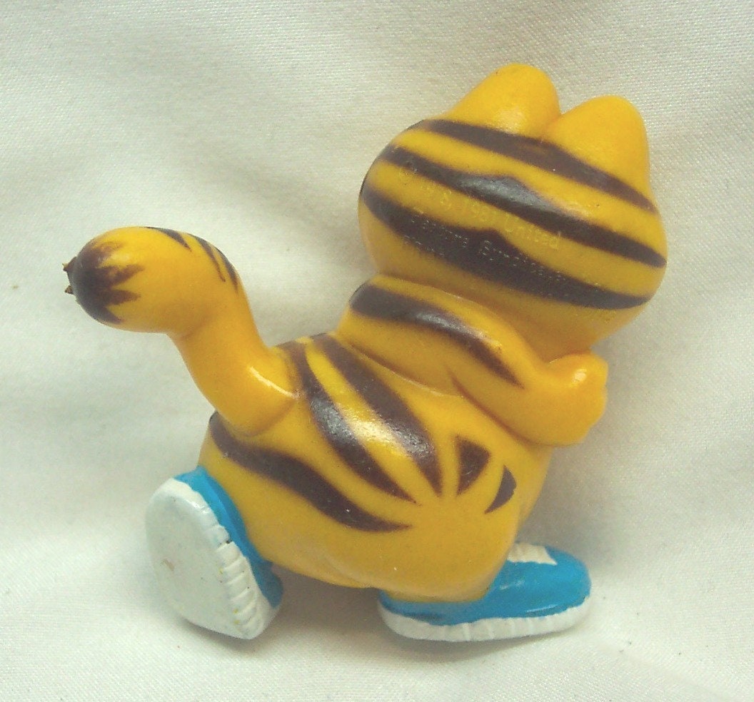 Vintage 1981 GARFIELD Cat Running 2 Vintage 1981 GARFIELD Cat Running 2