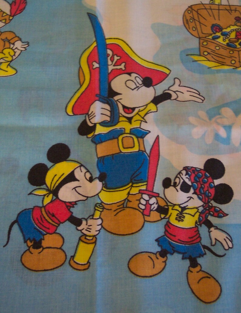 Puede incluir: Tres ratones de dibujos animados vestidos de piratas. El rat&oacute;n del centro lleva un sombrero rojo y blanco y sostiene una espada. El rat&oacute;n de la izquierda sostiene un telescopio. El rat&oacute;n de la derecha sostiene una espada. Los tres ratones llevan pa&ntilde;uelos.