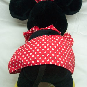 Peut inclure: Un jouet en peluche noir et rouge avec une jupe &agrave; pois rouges et blancs. Le jouet a de grandes oreilles noires et un visage noir.