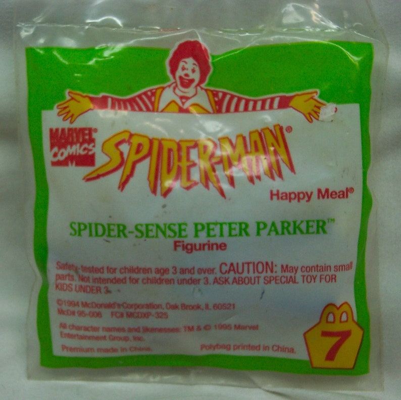 Pu&ograve; includere: Un sacchetto Happy Meal&reg; verde e bianco con Spiderman. Il sacchetto ha un'immagine di Spiderman e il testo "Spider-Sense Peter Parker&trade; Figurine". Il sacchetto ha anche un'immagine di Ronald McDonald e il testo "Safety-tested for children age 3 and over. CAUTION: May contain small parts. Not intended for children under 3. ASK ABOUT SPECIAL TOY FOR KIDS UNDER 3."