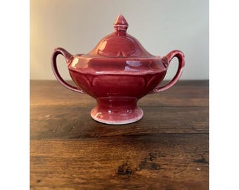 Azucarero rojo de cerámica vintage estadounidense con tapa y asas / Cerámica de mediados de siglo