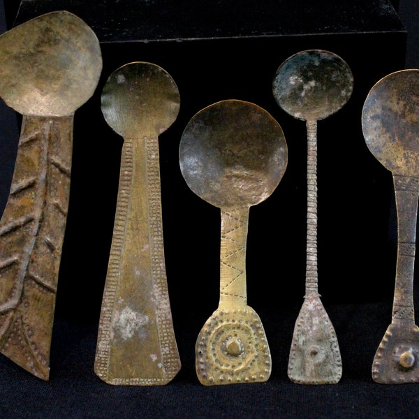 Arte Africano Primeras Artes Lote de 5 Cucharas de Bronce para pesar oro en polvo Akan Piezas antiguas y habituales - Pesas de oro de 7,5 a 9,5 Cms