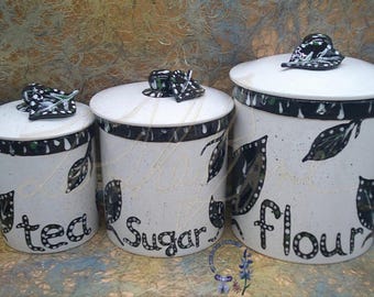 Conjunto de latas de folhas pretas