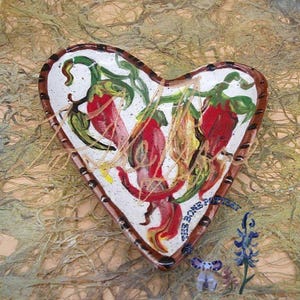 Puede incluir: Un plato de cerámica en forma de corazón con fondo blanco y un diseño pintado de chiles rojos con tallos y hojas verdes. El plato tiene un borde marrón y un esmalte moteado.