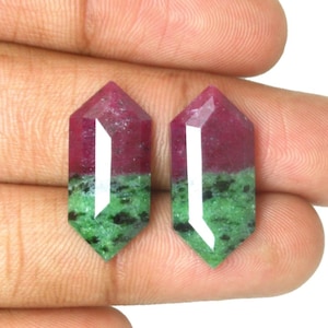 Gemas naturais de rubi zoisita em formato hexagonal, com lapidação rosa-esverdeada facetada (par).