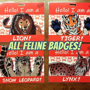 Puede incluir: Cuatro insignias rojas con imágenes de dibujos animados de un león, un tigre, un leopardo de las nieves y un lince. Cada insignia tiene el texto "Hello! I am a" encima de la imagen del animal y el nombre del animal debajo. El texto "ALL FELINE BADGES!" está en el centro.