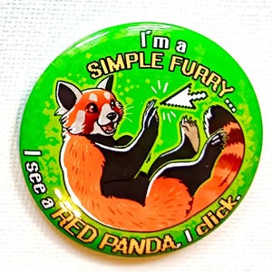 Può includere: Un bottone rotondo verde con un'illustrazione di un panda rosso dei cartoni animati. Il testo sul bottone recita: "I'm a SIMPLE FURRY... I see a RED PANDA. I click."