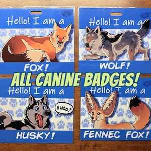 Può includere: Quattro badge blu con illustrazioni di cani dei cartoni animati. I badge presentano una volpe, un lupo, un husky e un fennec. Il testo include "Hello! I am a" e i nomi degli animali. È presente anche il testo "ALL CANINE BADGES!".