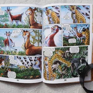 Pode incluir: Uma p&aacute;gina de banda desenhada com ilustra&ccedil;&otilde;es coloridas de animais. A p&aacute;gina apresenta um guepardo, um macaco e uma gazela. O texto na p&aacute;gina diz "Oh, este aqui &eacute; Pax, meu filho, ele tem aproximadamente a sua idade." e "Mas ca&ccedil;ar macacos o dia todo fica chato depois de um tempo, decidi ca&ccedil;ar algo diferente hoje."