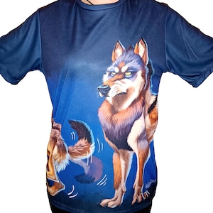 Può includere: T-shirt blu navy con un'illustrazione dettagliata di un lupo nei toni del marrone, arancione e viola. Il lupo ha un'espressione severa su uno sfondo blu sfumato. La maglietta è a girocollo.