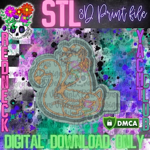 Może przedstawiać: Plik STL do druku 3D przedstawiający kreskówkowego szopka w okularach przeciwsłonecznych i kapeluszu, siedzącego na pontonie. W tle widnieje napis "REDNECK YACHT CLUB".