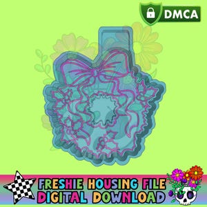 Puede incluir: Un diseño de corona de color turquesa con un lazo y detalles de acebo, delineado en rosa. La imagen incluye el texto "FRESHIE HOUSING FILE DIGITAL DOWNLOAD" y un logotipo de DMCA, sobre un fondo verde lima con elementos florales.