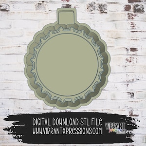 Op de afbeelding: Een digitaal downloadbaar STL-bestand voor een 3D-geprint flessenkurk ornament. Het ornament is een ronde, platte schijf met een gegolfde rand. Het ornament is lichtgroen.