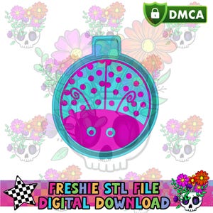 Puede incluir: Un diseño de mariquita turquesa y rosa con un fondo de lunares. El diseño está dentro de un marco circular. Las palabras "FRESHIE STL FILE DIGITAL DOWNLOAD" están en la parte inferior. El fondo tiene motivos florales y de calaveras.