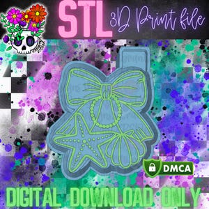 Può includere: Un file STL stampabile in 3D per un ciondolo a forma di conchiglia e fiocco. Il ciondolo è blu e verde con una stella marina e conchiglie. Il testo "STL 3D Print File" è in lettere rosa su uno sfondo a scacchi bianco e nero.
