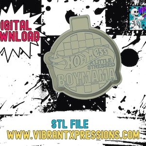 Puede incluir: Un diseño de archivo STL impreso en 3D de un coche Hot Wheels con el texto "Hot Mess A Little Stressed Boymama".