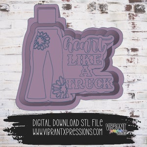 Puede incluir: Un archivo STL de descarga digital en color morado para un cortador de galletas impreso en 3D. El cortador de galletas tiene la forma de un pantalón de campana con flores en las piernas. El texto "heart like a truck" está dentro del cortador de galletas.