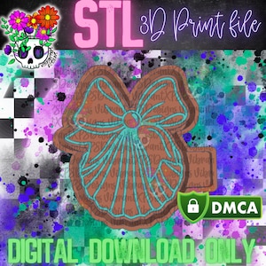 Op de afbeelding: Een digitale download van een 3D-printbaar STL-bestand voor een object in de vorm van een strik. De strik is bruin met een turquoise midden en is zwart omlijnd. De tekst "STL 3D Print file" staat in roze letters op een zwart-wit geruite achtergrond.