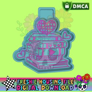 Może przedstawiać: Grafika do pobrania cyfrowego przedstawiająca stos książek z serduszkami w kolorze różowym i niebieskim. Obraz zawiera tekst "FRESHIE HOUSING FILE DIGITAL DOWNLOAD" i logo DMCA na jasnym zielonym tle.